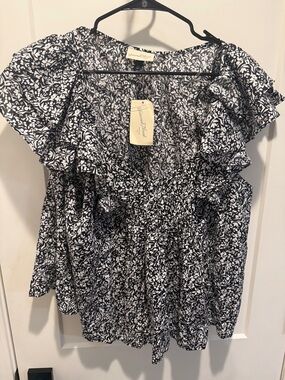 Universal Thread Black and White Floral Ruffle Blouse